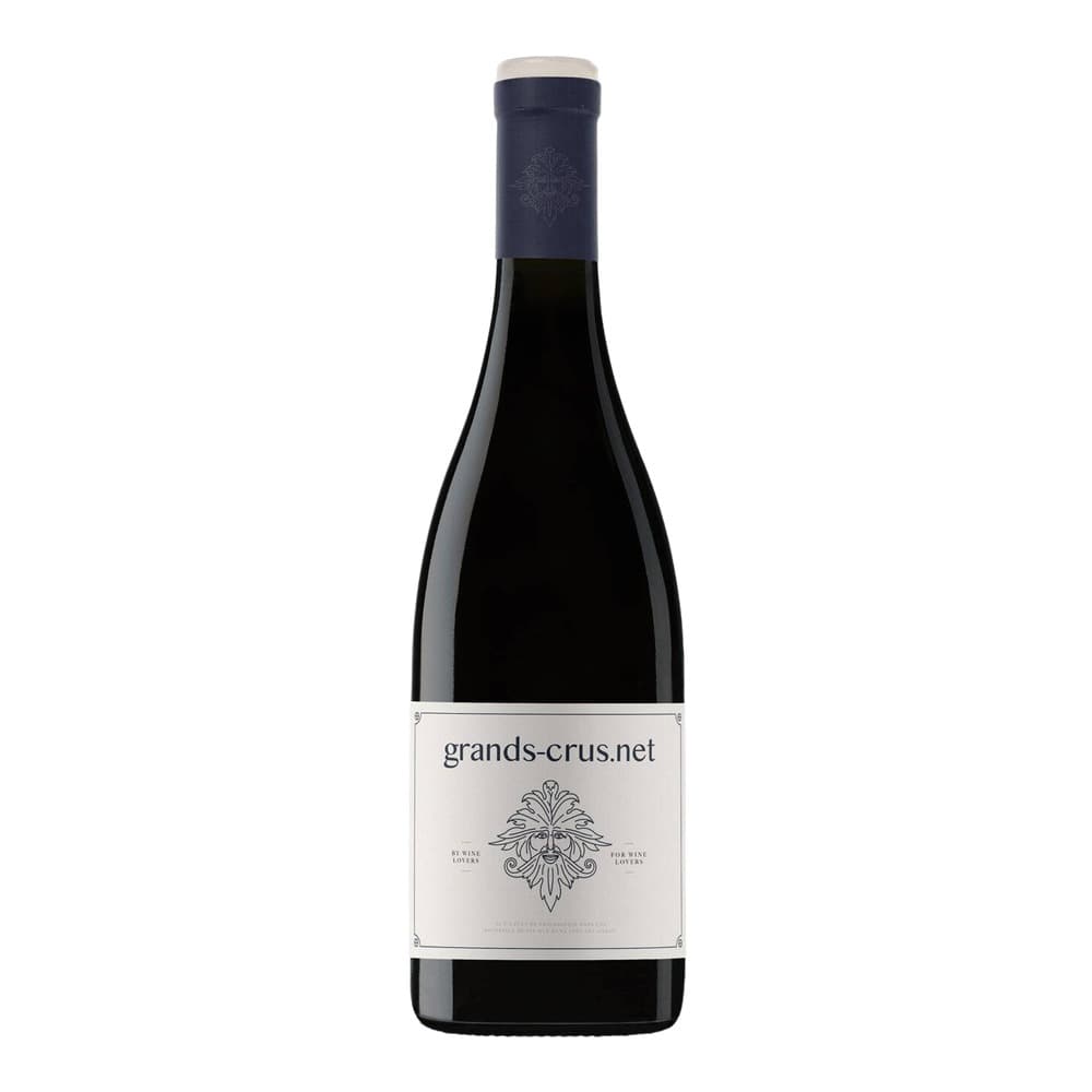 A bottle of Grands-Crus.net red wine with a navy blue capsule and white label featuring a decorative emblem, photographed against a plain white background.